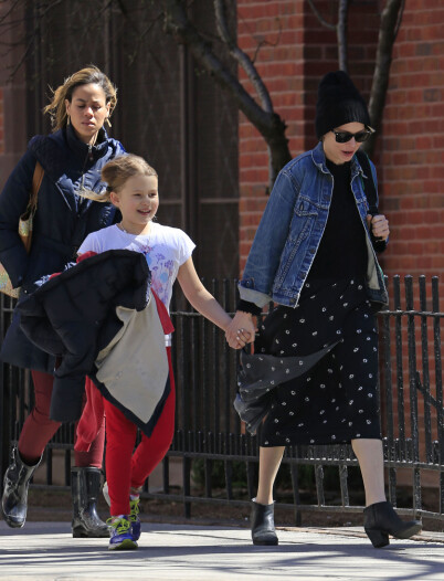 STOLT MAMMA: Michelle Williams på gaten i New York City med datteren Matilda Rose. Foto: Splash News STOLT MAMMA: Michelle Williams på gaten i New York City med datteren Matilda Rose. Foto: Splash News